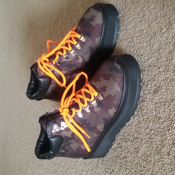 Steve Madden Shoes - Steve Madden Stomp camo boots